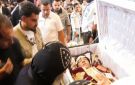 بعد نظرة الوداع.. بدء صلاة الجنازة على القمص تادرس السكندري - eg