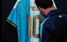 ميسي يكشف عن قميصه الأخير مع الأرجنتين ويستعد لوداع المنتخب