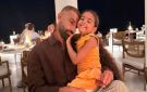 محمد صلاح في لقطة عائلية مع ابنته الصغيرة .. شاهد