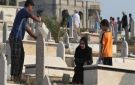 ما حكم توزيع الصدقات عند زيارة المقابر؟.. الإفتاء تجيب