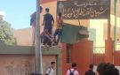 طلاب فوق سور مدرسة بنات بشبين القناطر .. والتعليم تحقق في الواقعة
