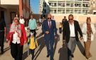 مدير تعليم مطروح يشهد طابور الصباح بمدرسة السادات ويوزع الحلوى على براعم رياض الأطفال