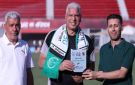 الاتحاد المصراتي يهدي وائل جمعة درع وعلم النادي