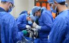 عانى تداعيات الشلل الرعاش وخلل حركي.. فريق طبي بجامعة أسيوط ينجح في إجراء جراحة التحفيز العميق للمخ لشاب 29 عاما