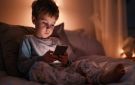 عشان يبعده عن الموبايل.. أب يلقن ابنه درسا بطريقة غير متوقعة.. مش بيسيب الفون من إيده أبدا