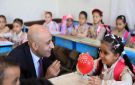 تلميذة بإحدى مدارس كفر الشيخ تستقبل وزير التعليم ببالونة مكتوب عليها حبيبي 
