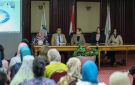 نبيل فهمي يتسلم قطعة من كسوة الكعبة المشرفة هدية من السعودية للجامعة العربية