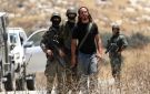 قوات الاحتلال تعتقل وتعتدي على فلسطينيين عقب اقتحام مستوطنين للبلدة القديمة بالخليل