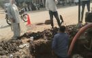 إصلاح كسر خط المياه على الطريق الرئيسي فى قرية سبك بالمنوفية