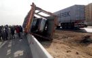 خسائر ضخمة.. انقلاب شاحنة تحمل 8 سيارات زيرو على طريق القاهرة الإسكندرية الصحراوي