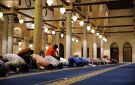 ماذا يفعل الإمام إذا قرأ آية سجدة في الصلاة السرية؟.. دار الإفتاء تكشف الحكم الشرعي