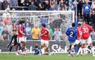 مانشستر يونايتد يهدر الفوز أمام إيفرتون بتعادل قاتل 2-2 في الدوري الإنجليزي