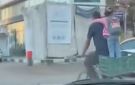 متعلقة بيه.. أب يرافق طفلته للمدرسة على دراجة بسيطة وسط أجواء مبهجة - eg
