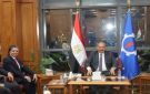محافظ السويس يستقبل الدكتور جمال شعبان ويهديه درع المحافظة