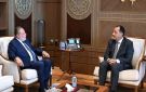 رئيس وزراء مصر ومحافظ البنك المركزي يبحثان سبل خفض التضخم وتعزيز الاحتياطي