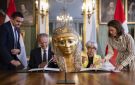 مصر تنجح في استرداد قناع ذهبي أثري من سويسرا - eg