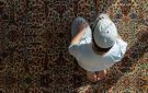 الجثو على الركبتين عند الدعاء خارج الصلاة.. الإفتاء: مستحب في 3 حالات
