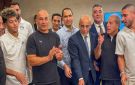 بـ التورتة .. سفير مصر يهنئ المنتخب الوطني بالفوز على جنوب السودان .. صور