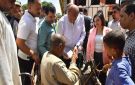 محافظ أسيوط يستجيب لطلب مسن من ذوي الهمم ويوفر له كرسي كهربائي لمساعدته على الحركة