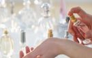 هل العطور ومزيلات العرق تهدد الصحة؟ تحذيرات من الاستخدام العشوائي