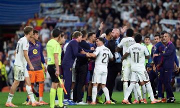 ألونسو يعلق على انفعال فينيسيوس على قراره في الكلاسيكو ألونسو يعلق على انفعال فينيسيوس على قراره في الكلاسيكو