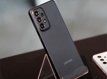 سامسونغ تكشف هاتفها الجديد: مقاوم للماء والخدوش سامسونغ تكشف هاتفها الجديد: مقاوم للماء والخدوش