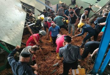 إنقاذ 4 عمال طمرتهم أطنان من التمور في العراق (صور) إنقاذ 4 عمال طمرتهم أطنان من التمور في العراق (صور)