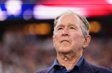 هدية من العراق وقبلة وداع للكلب.. منتظر الزيدي يستذكر واقعة ضربه جورج بوش الابن بالحذاء هدية من العراق وقبلة وداع للكلب.. منتظر الزيدي يستذكر واقعة ضربه جورج بوش الابن بالحذاء