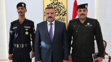 العراق.. وزير الداخلية يكرم شرطيا أمسك بحيوان مفترس اقتحم مبنى حكوميا