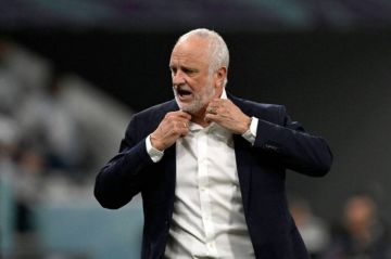 غراهام أرنولد يشد الرحال إلى سويسرا لحضور قرعة الملحق العالمي