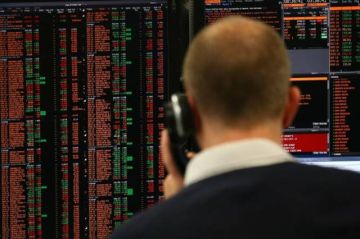 صناديق الأسهم العالمية تشهد أول موجة سحوبات منذ شهرين
