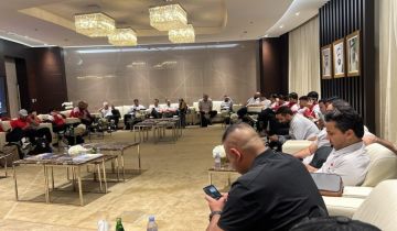 وفد المنتخب الوطني يصل الى الإمارات وفد المنتخب الوطني يصل الى الإمارات