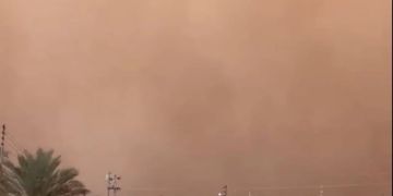 عاصفة ترابية قادمة من سوريا تضرب غربي الأنبار وتتسبب بانعدام الرؤية عاصفة ترابية قادمة من سوريا تضرب غربي الأنبار وتتسبب بانعدام الرؤية