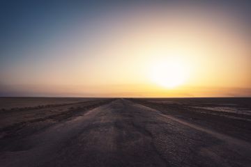 منظر يدمي القلب في العراق.. العثور على رضيع ملقى على طريق البصرة (فيديو)