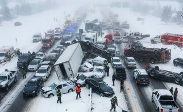تصادم 45 مركبة بسبب عاصفة ثلجية في امريكا تصادم 45 مركبة بسبب عاصفة ثلجية في امريكا