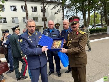 برئاسة ضابط عراقي.. وفد من الملحقين العسكريين الأجانب يزور كلية كراسنودار للطيران (صور فيديو)