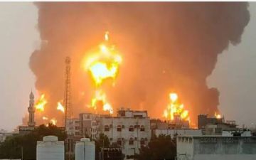 جيش الاحتلال الإسرائيلي يقصف ميناء الحديدة اليمني جيش الاحتلال الإسرائيلي يقصف ميناء الحديدة اليمني