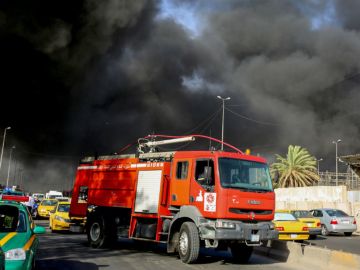 إخماد حريق داخل ورشة ومخزن للأدوات الاحتياطية للسيارات في منطقة شيخ عمر ببغداد