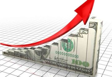 المضاربات تحرق الدينار.. الدولار يعبر الـ 150 ألفا وتوقعات بزيادة في أسعار السلع الأساسية