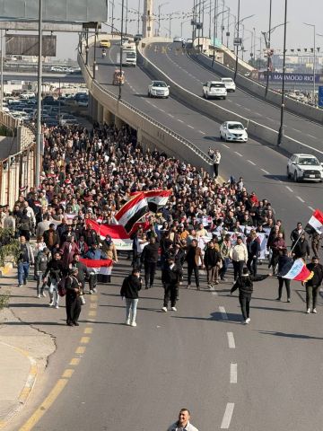 تظاهر موظفو وزارة التعليم العالي أمام المنطقة الخضراء للمطالبة بحقوقهم تظاهر موظفو وزارة التعليم العالي أمام المنطقة الخضراء للمطالبة بحقوقهم