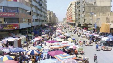 تخطي الدولار حاجز 165 ألف دينار في الأسواق العراقية غداة بدء تطبيق تعديل سعر الصرف. تخطي الدولار حاجز 165 ألف دينار في الأسواق العراقية غداة بدء تطبيق تعديل سعر الصرف.