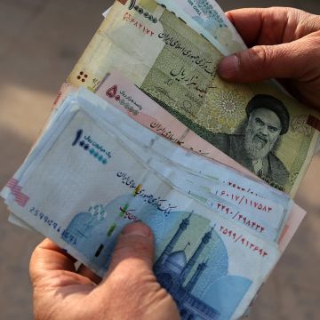 العملة الإيرانية تواصل الانهيار امام الدولار العملة الإيرانية تواصل الانهيار امام الدولار