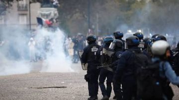 موجة جديدة من الاحتجاجات المعيشية في فرنسا وسط انتشار أمني مكثف موجة جديدة من الاحتجاجات المعيشية في فرنسا وسط انتشار أمني مكثف