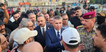 رئيس الوزراء يرسل وفدا إلى ساحة التحرير لاستلام مطالب المتظاهرين رئيس الوزراء يرسل وفدا إلى ساحة التحرير لاستلام مطالب المتظاهرين