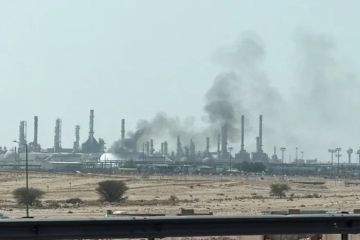 دخان ونيران بالقرب من منشأة لأرامكو في الرياض دخان ونيران بالقرب من منشأة لأرامكو في الرياض