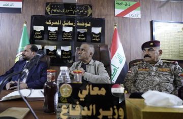وزير الدفاع يزور قيادة عمليات البادية للاطلاع على جاهزية تشكيلاتها وزير الدفاع يزور قيادة عمليات البادية للاطلاع على جاهزية تشكيلاتها