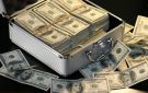 الدولار يقفز في بغداد ويجمد البيع والشراء في الأسواق
