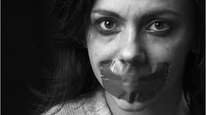 خلف الأبواب المغلقة مآس يومية تطول النساء والأطفال وكبار السن خلف الأبواب المغلقة مآس يومية تطول النساء والأطفال وكبار السن