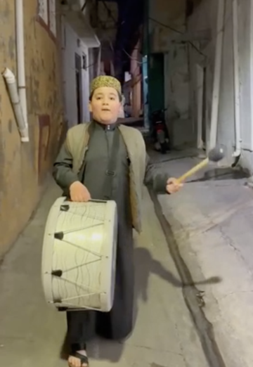 أصغر مسحراتي عراقي يلفت الأنظار في الموصل