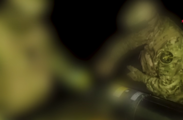 تصاعد دخان كثيف من القاعدة.. أولياء الدم يعرضون مشاهد استهدافهم فكتوريا الأمريكية (فيديو)